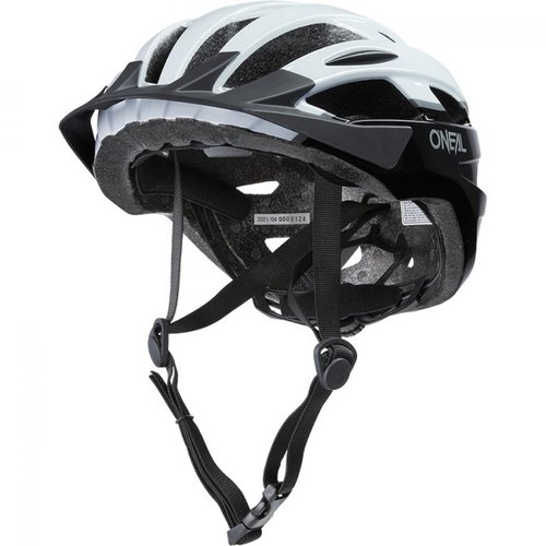 קסדת אופניים MTB ONEAL OUTCAST SPLIT V.22 בצבע שחור ולבן עם מערכת התאמה ביד אחת, אבזם מגנטי Fidlock ופתחי אוורור מרובים לרכיבת שבילים ורכיבה עירונית