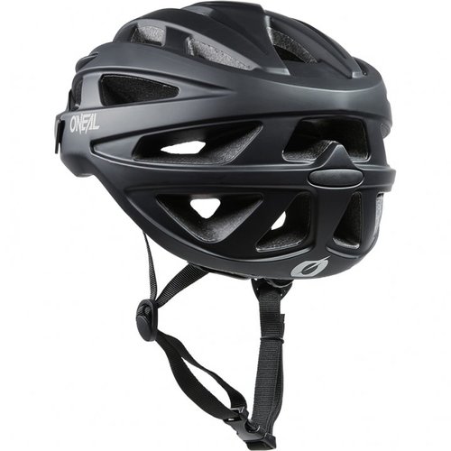 קסדת אופניים שחורה ONEAL OUTCAST PLAIN V.22 בטכנולוגיית Inmold עם מערכת התאמה ביד אחת ואבזם מגנטי Fidlock, אידיאלית לרכיבת שבילים ורכיבה עירונית