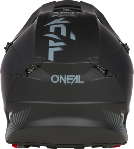 קסדת שטח ONEAL 5SRS SOLID V.23 בצבע שחור מט עם מעטפת כפולה, מערכת אוורור מתקדמת, בטנה אנטיבקטריאלית ותושבת GoPro מובנית לרכיבת שטח מקצועית