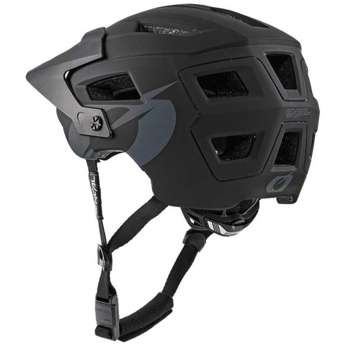 קסדת אופניים ONEAL DEFENDER MTB שחורה במבנה דו-קליפות עם פתחי אוורור גדולים, אבזם מגנטי Fidlock ומצחייה מתכווננת לרכיבת אופני הרים מקצועית