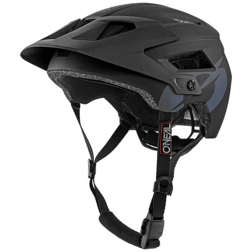 קסדת אופניים ONEAL DEFENDER MTB שחורה במבנה דו-קליפות עם פתחי אוורור גדולים, אבזם מגנטי Fidlock ומצחייה מתכווננת לרכיבת אופני הרים מקצועית