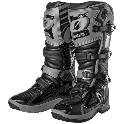 מגפי רכיבה ONEAL RMX BOOTS בצבע שחור ואפור עם הגנה פנימית מתקדמת, מגן צריבה מיקרופייבר זמש טכני, 4 אבזמי מתכת מיקרומטריים וסוליית גומי MX לרכיבת שטח מקצועית