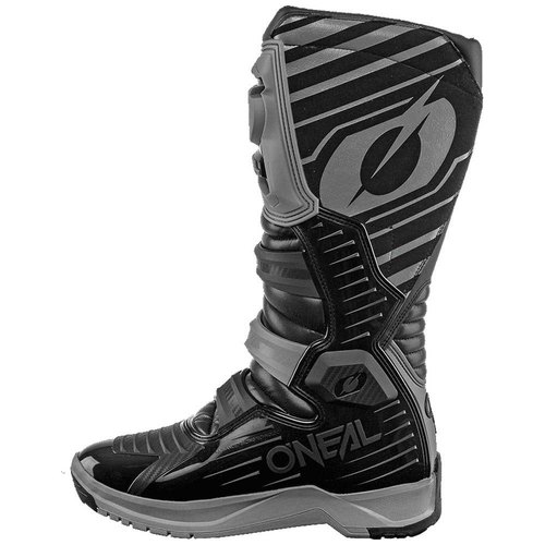 מגפי רכיבה ONEAL RMX BOOTS בצבע שחור ואפור עם הגנה פנימית מתקדמת, מגן צריבה מיקרופייבר זמש טכני, 4 אבזמי מתכת מיקרומטריים וסוליית גומי MX לרכיבת שטח מקצועית