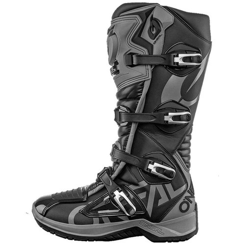 מגפי רכיבה ONEAL RMX BOOTS בצבע שחור ואפור עם הגנה פנימית מתקדמת, מגן צריבה מיקרופייבר זמש טכני, 4 אבזמי מתכת מיקרומטריים וסוליית גומי MX לרכיבת שטח מקצועית