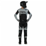 חליפת רכיבה ONEAL ELEMENT RACEWEAR V.23 בצבע שחור ואפור, כוללת חולצה עם הגנה מרופדת למרפק ומכנס עם מגני ירכיים, עשויה מחומרים נושמים עם גרפיקה מודגשת