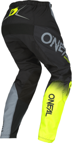 חליפת רכיבה ONEAL ELEMENT RACEWEAR V.22 בצבעים שחור אפור וצהוב, כוללת חולצה עם הגנה מרופדת למרפק ומכנסיים עם מגני ירכיים, מיועדת לרכיבה מקצועית עם חומרים נושמים וגרפיקה עמידה