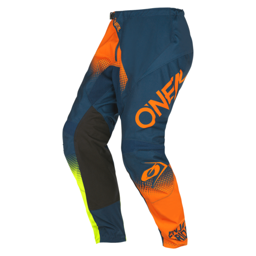חליפת רכיבה ONEAL ELEMENT RACEWEAR V.22 בצבעי כתום כחול וצהוב, כוללת חולצה עם הגנת מרפק ומכנס עם מגני ירכיים, מק