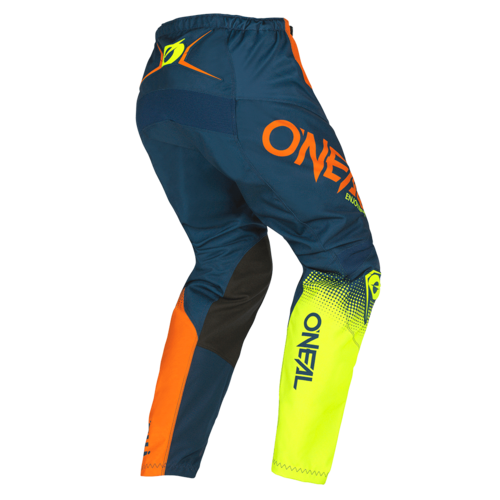 חליפת רכיבה ONEAL ELEMENT RACEWEAR V.22 בצבעי כתום כחול וצהוב, כוללת חולצה עם הגנת מרפק ומכנס עם מגני ירכיים, מק