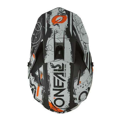 קסדת שטח ONEAL 3SRS SCARZ V.22 בצבע שחור אפור כתום עם מעטפת ABS, מערכת אוורור מתקדמת, בטנה רחיצה ואבזם בטיחות כפול D לרכיבת שטח מקצועית