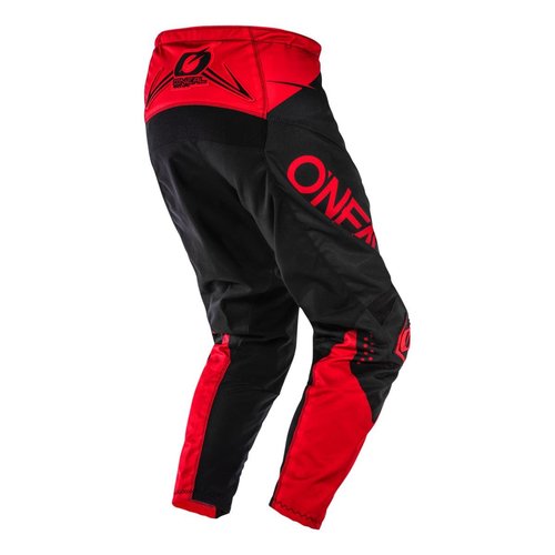 חליפת רכיבה ONEAL ELEMENT RACEWEAR V.22 בצבע אדום ושחור עם גרפיקה מודגשת, כוללת חולצה עם הגנה מרופדת למרפק ומכנס עם מגני ירכיים, מיועדת לרכיבת שטח מקצועית