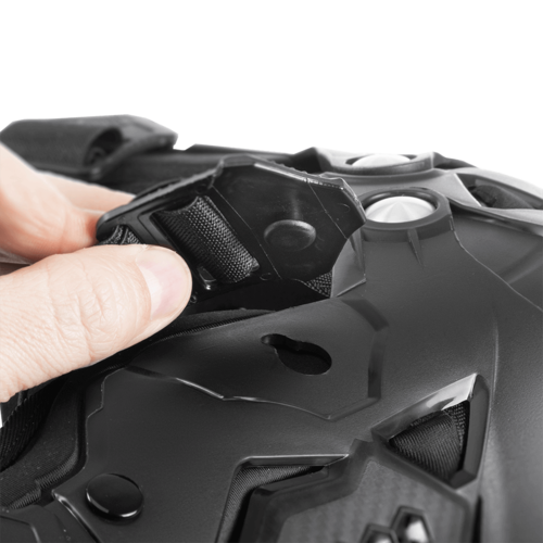 מגני ברכיים ONEAL PRO IV KNEE GUARD שחור עם הגנה כפולה על השוק ועצם הירך, מערכת ציר כפולה, ריפוד EVA נשלף ורצועות מתכווננות לרכיבה בטוחה ונוחה
