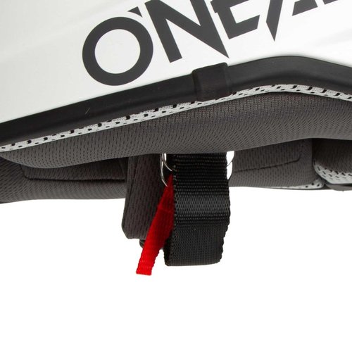 קסדת שטח ONEAL 3SRS SOLID V.22 בצבע לבן עם מעטפת ABS, מערכת אוורור מתקדמת ובטנה מרופדת לרכיבת שטח בטוחה ונוחה