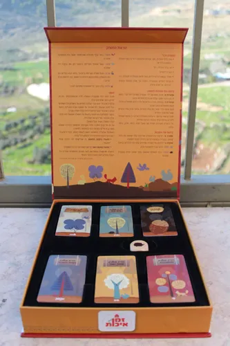 הורים וילדים פותחים קלפים