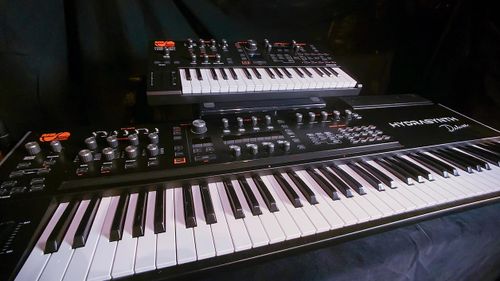 זוית נוספת hydrasynth explorer on top of deluxe.jpg