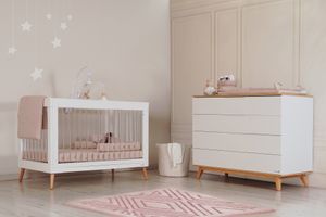 חדר תינוק קיילי / הילס עם שידת החתלה רחבה ומיטת תינוק עם מוטות שקופים - לבן / טבעי