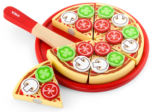 פיצה על מגש עם תוספות וכף הגשה מעץ