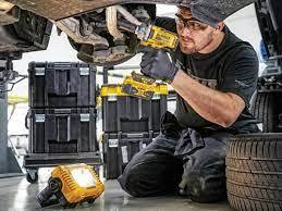 פנס פרוז'קטור 12V/18V גוף בלבד DCL077 תוצרת DEWLAT