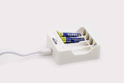 מטען ל4 סוללות בחיבור USB