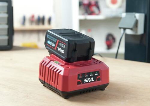 סוללה 20V 4.0Ah בטכנולוגיית Keep Cool + מטען מהיר 6.0A במארז 