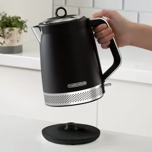 קומקום חשמלי מורפי ריצ'רדס 1.7 ליטר Morphy Richards Illumination בצבע שחור דגם 108020