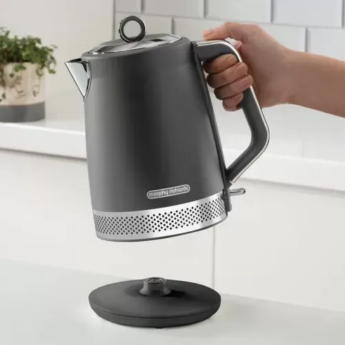 קומקום חשמלי מורפי ריצ'רדס 1.7 ליטר Morphy Richards Illumination בצבע טיטניום דגם 108022