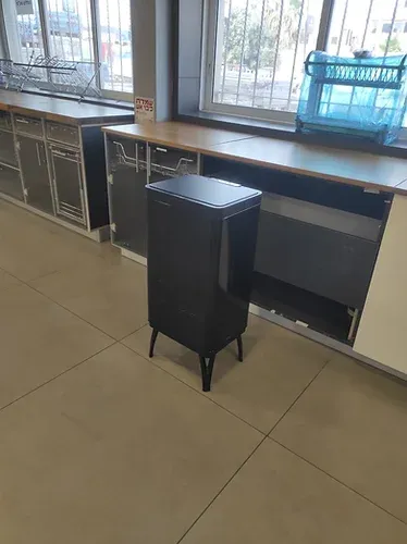 פח על רגליים פתיחה בלחיצה שחור 50 ליטר דגם p51 FLORY