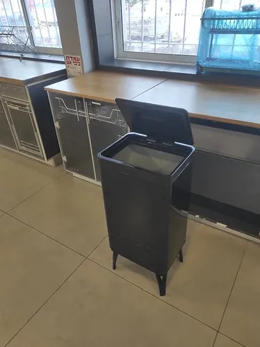 פח על רגליים פתיחה בלחיצה שחור 50 ליטר דגם p51 FLORY