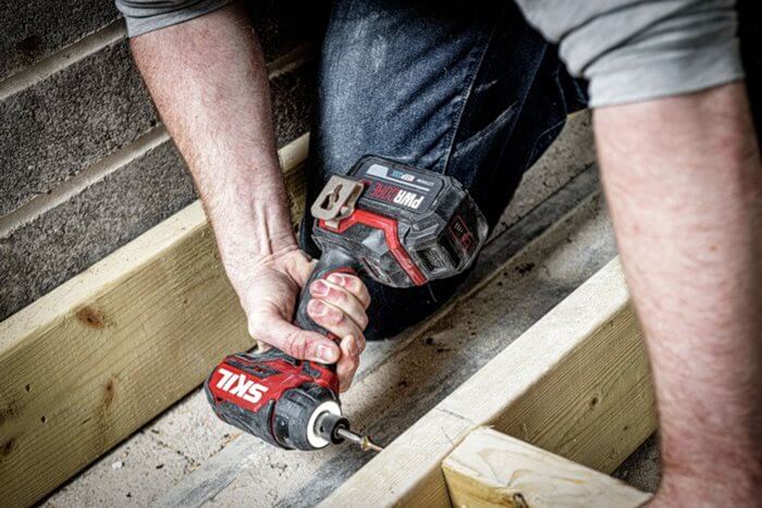 מברגת אימפקט נטענת 20V קומפקטית 140Nm + סוללה 2.5Ah + סוללה 2.0Ah + מטען במזוודה