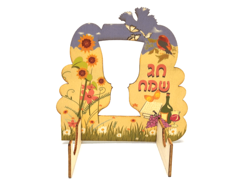 מעמד צבעוני מעץ לכוס ובקבוק יין