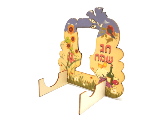 מעמד צבעוני מעץ לכוס ובקבוק יין