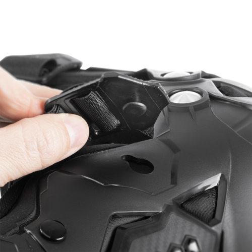 מגן בירכיים PRO IV KNEE GUARD BLACK מוסמך EN 1621-1 עם ריפוד קצף נשלף, מערכת מפרקים כפולה וחריצי אוורור מרובים להגנה מקסימלית על הברך והשוק בפעילות שטח