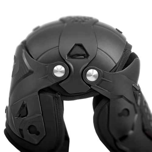 מגן בירכיים PRO IV KNEE GUARD BLACK מוסמך EN 1621-1 עם ריפוד קצף נשלף, מערכת מפרקים כפולה וחריצי אוורור מרובים להגנה מקסימלית על הברך והשוק בפעילות שטח