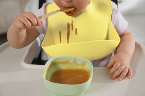 סינר 100% סיליקון רך וגמיש במיוחד עם כיס וסגירה עליונה - צהוב ארנב