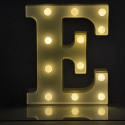 תאורת לד LED מעוצבת בצורת האות E