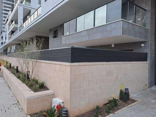 גדר אלומיניום יוקרתית - דגם הייטק 20 זוויתי צף