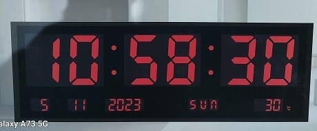 שעון לד עם כיתוב עיברית