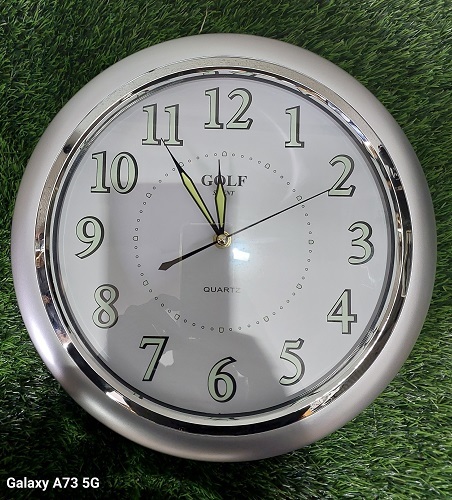 שעון קיר זוהר בחושך