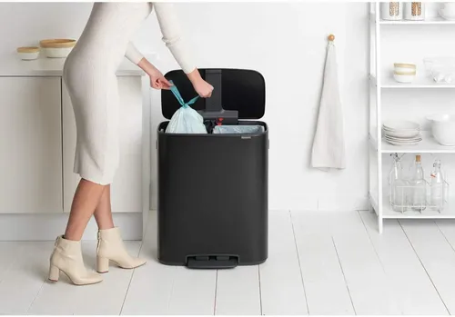 פח ברבנטיה למטבח 60 ליטר - Brabantia שחור פח הפרדה מתוך קולקציית פחי אשפה למטבח (תמונת מוצר) - שילוב מושלם בין נוחות שימוש יומיומית לסטייל נקי