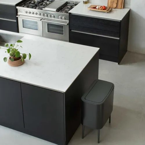 פח ברבנטיה למטבח 34 ליטר - Brabantia שחור - פח הפרדה מחולק -24 מתוך קולקציית פחי אשפה למטבח (מכלול ומידות) - פתרון פונקציונלי ואסתטי לארגון הבית