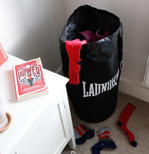 סל כביסה בעיצוב שק אגרוף Punch Bag Laundry Bag