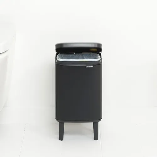 פח ברבנטיה לשירותים 4 ליטר - Brabantia BO שחור מתוך קולקציית פחי אשפה לשירותים (מבט נוסף) - פתרון פונקציונלי ואסתטי לארגון הבית