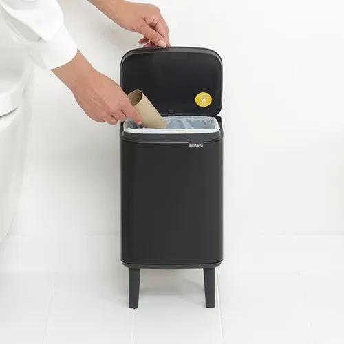 פח ברבנטיה לשירותים 4 ליטר - Brabantia BO שחור מתוך קולקציית פחי אשפה לשירותים (מבט נוסף) - קל לניקוי ותחזוקה לשמירה על מראה חדש ומבריק