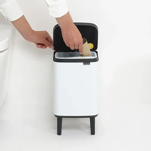פח ברבנטיה לשירותים 4 ליטר - Brabantia BO לבן מתוך קולקציית פחי אשפה לשירותים (זווית נוספת) - איכות פרימיום בלתי מתפשרת ואחריות מלאה