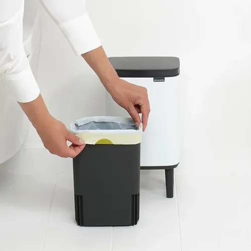 פח ברבנטיה לשירותים 4 ליטר - Brabantia BO לבן מתוך קולקציית פחי אשפה לשירותים (מבט נוסף) - מתאים לשדרוג מראה האמבטיה בקלות ובמהירות