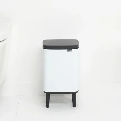 פח ברבנטיה לשירותים 4 ליטר - Brabantia BO לבן מתוך קולקציית פחי אשפה לשירותים (מבט נוסף) - שילוב מושלם בין נוחות שימוש יומיומית לסטייל נקי