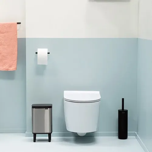 פח ברבנטיה לשירותים 4 ליטר - Brabantia BO מוברש מתוך קולקציית פחי אשפה לשירותים (מבט נוסף) - שילוב מושלם בין נוחות שימוש יומיומית לסטייל נקי