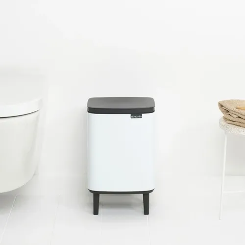 פח ברבנטיה לשירותים 7 ליטר - Brabantia BO לבן -24 מתוך קולקציית פחי אשפה לשירותים (תצוגה מזווית עליונה) - עשוי מחומרים עמידים בפני לחות וחלודה לא