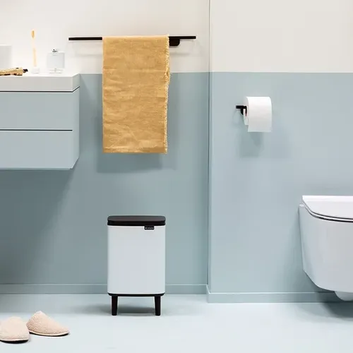 פח ברבנטיה לשירותים 7 ליטר - Brabantia BO לבן -24 מתוך קולקציית פחי אשפה לשירותים (תמונת מוצר) - מתאים לשדרוג מראה האמבטיה בקלות ובמהירות