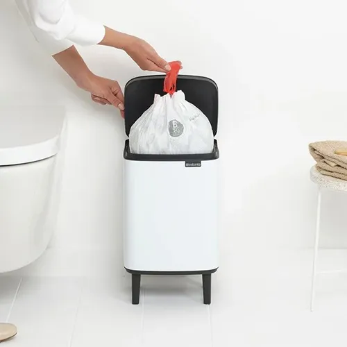 פח ברבנטיה לשירותים 7 ליטר - Brabantia BO לבן -24 מתוך קולקציית פחי אשפה לשירותים (תמונת מוצר) - שילוב מושלם בין נוחות שימוש יומיומית לסטייל נקי