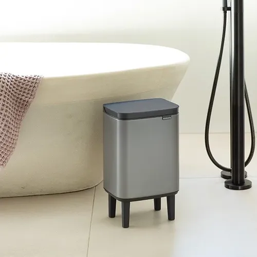 פח ברבנטיה לשירותים 7 ליטר - Brabantia BO פלטינום מתוך קולקציית פחי אשפה לשירותים (תמונת מוצר) - פריט מעוצב לעיצוב חלל רחצה מודרני ויוקרתי